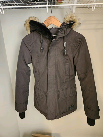 Aritzia Larsen Parka for sale! $45 Price is firm Size: Extra Small Color: Black Online details... -...
