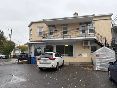 418-655-8281 À voir au 1418 Père-Chaumonot, appartement #2, superbe très grand 3 1/2 entièrement FRA...