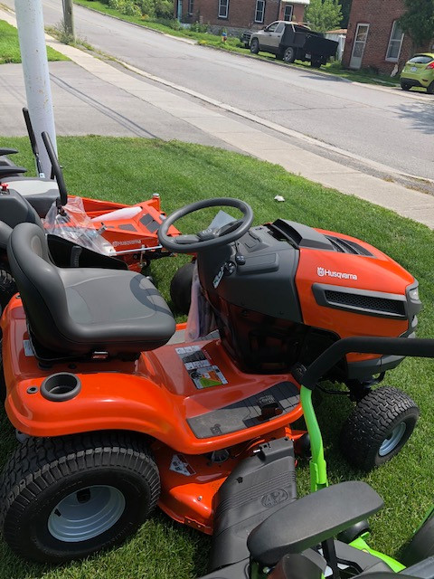 Husqvarna YTH1942 Lawn Tractor in Lawnmowers & Leaf Blowers in Belleville - Image 4