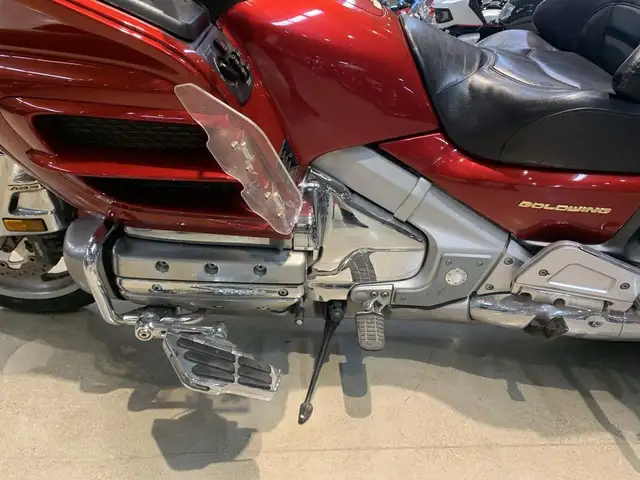 2001 Honda GL1800 Goldwing Touring in Sport Touring in Guelph - Image 12