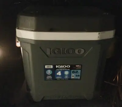 Fully insulated Igloo cooler with wheels, barely used, great for camping or beach, keep drinks or fo...