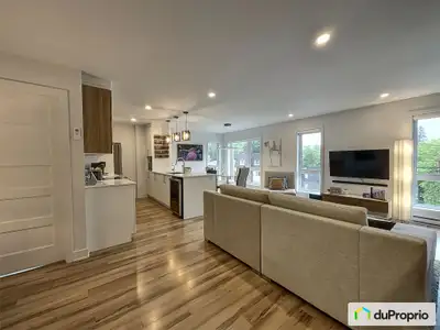 UNITÉ DE COIN!! Lumineux condo clé en main SUR DEUX ÉTAGES, situé en plein coeur de Laval-des-Rapide...