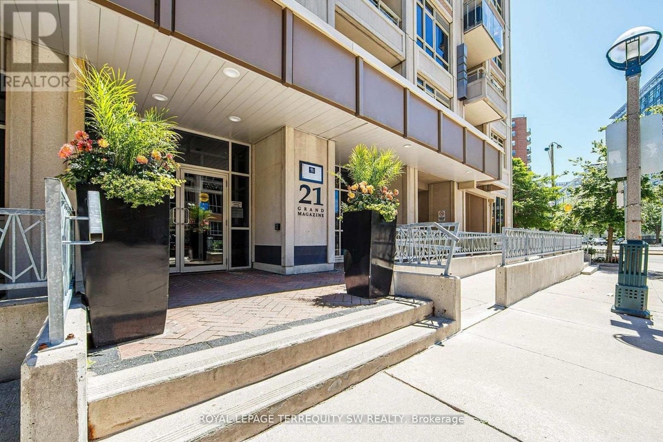 809 - 21 GRAND MAGAZINE STREET Toronto (Niagara), Ontario 2