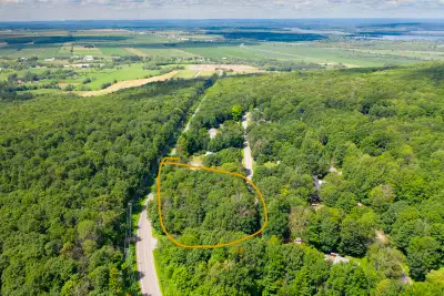 Trois façades sur route 325, facile à construire, accès facile à l'autoroute, à Montréal et à l'Onta...