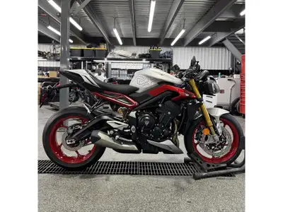2026 Triumph STREET TRIPLE 765 RX Triumph STREET TRIPLE 765 RX 2026 Les photos peuvent être à titre...
