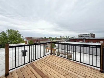 Grand 4 et demi rénové avec terrasse sur le toit à louer