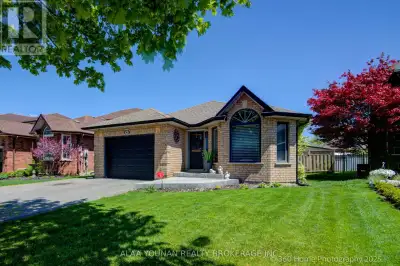 Stunning 4-Level Back Split in Desirable Stoney Creek A Must-See!Welcome to this beautifully updated...