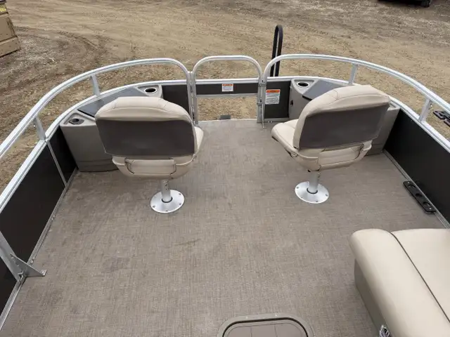 Sun Tracker Party Barge 22 XP3 in Powerboats & Motorboats in Prince Albert - Image 5