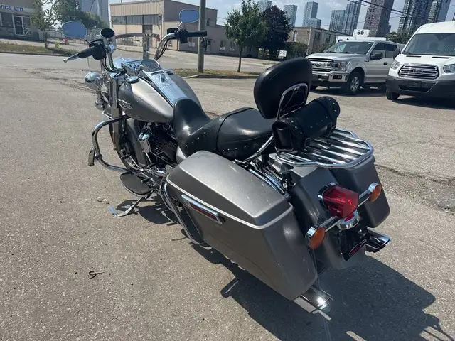 2017 Harley-Davidson Road King ~ VANCE & HINES ~ CANADIAN ~ 107C in Sport Touring in City of Toronto - Image 7