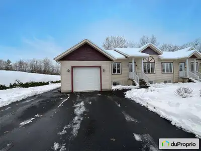 Semi-détaché clé en main sur un coin de rue, très bien entretenu avec garage chauffé. Une grande rem...