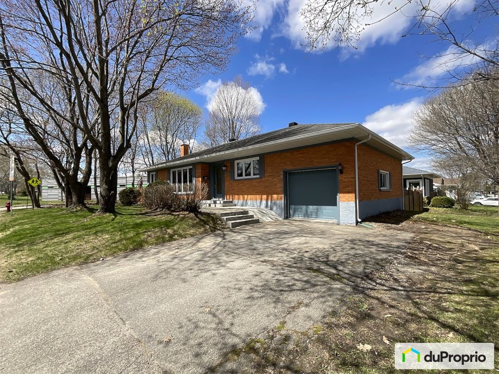 $695,000 - Bungalow for sale in Ste-Foy — photo 1