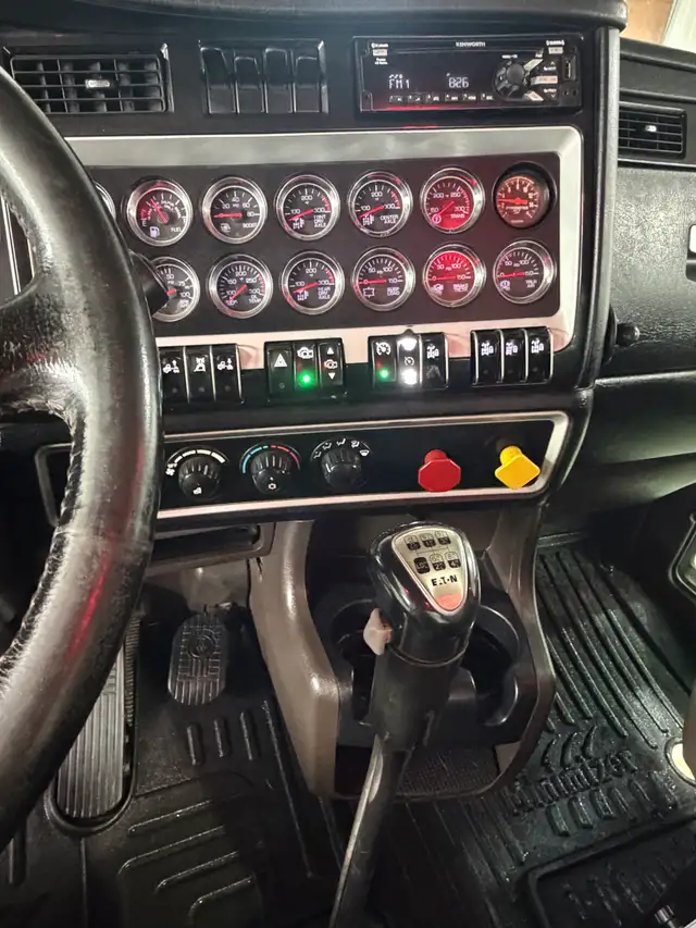 2017 Kenworth T800 Tridrive in Heavy Trucks in Prince Albert - Image 9