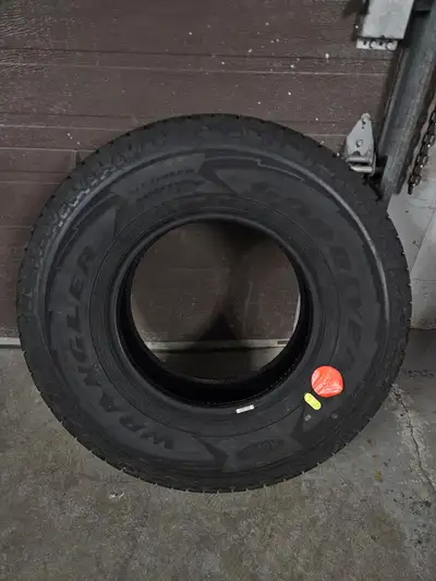 Almost new single Goodyear Wrangler All Terrain Adventure tire. 1 x 265/70/16 11/32nd tread remainin...
