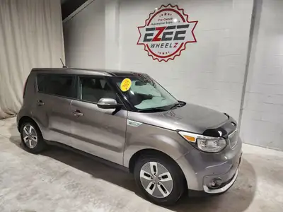Great urban commuter car in this electric 18 Kia Soul Luxury. Complete with navigation, sunroof, cam...