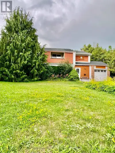 Location !!! This beautifully updated, freshly painted home is ideally located just steps from Yonge...