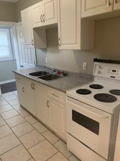 Welcome to 30 Hamilton St in St Catharines! This inviting, cozy 1 bedroom upper apartment has sleek...