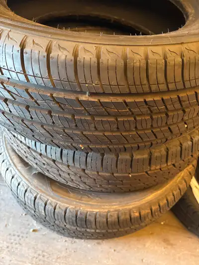P235/65r17 4 Kumho tires good condition