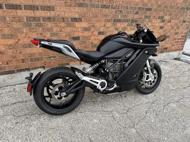 2021 Zero Motorcycles SR/S SRS ZF 14.4 **LIKE NEW** in Street, Cruisers & Choppers in Markham / York Region - Image 4