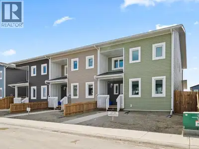 Gorgeous townhome built by Whitewater Homes! Easterly-facing backyard & holds a 'Super Green' status...