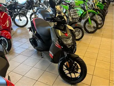 APRILIA SR 50 2025 50cc 4 temps Démarrage électrique Transport manufacturier, préparation en sus FIN...