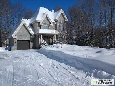 Bienvenue au 16635 rue de l'Esplanade, Mirabel-en-Haut. Cette charmante maison sise sur un terrain p...