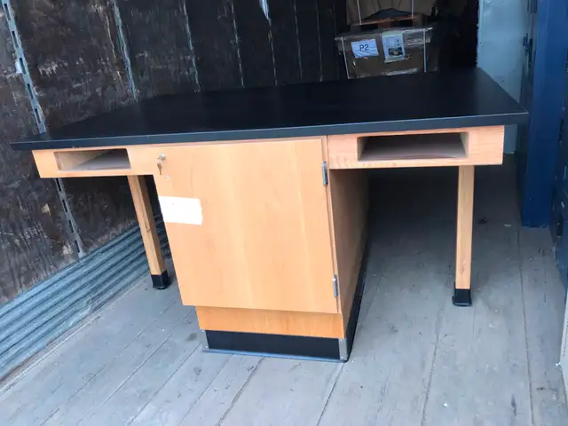 Îlot de laboratoire (table) in Dressers & Wardrobes in Drummondville - Image 2