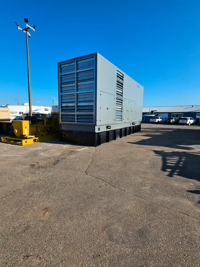 1600 KW 600 V HEAVY DUTY DIESEL GENERATOR  ENCLOSED ON TANK in Heavy Equipment in City of Montréal - Image 4