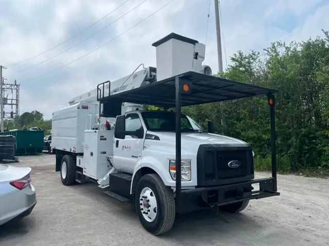 2020 Ford Forestry Truck Altec LR7-60E70 in Other in Whitehorse - Image 2