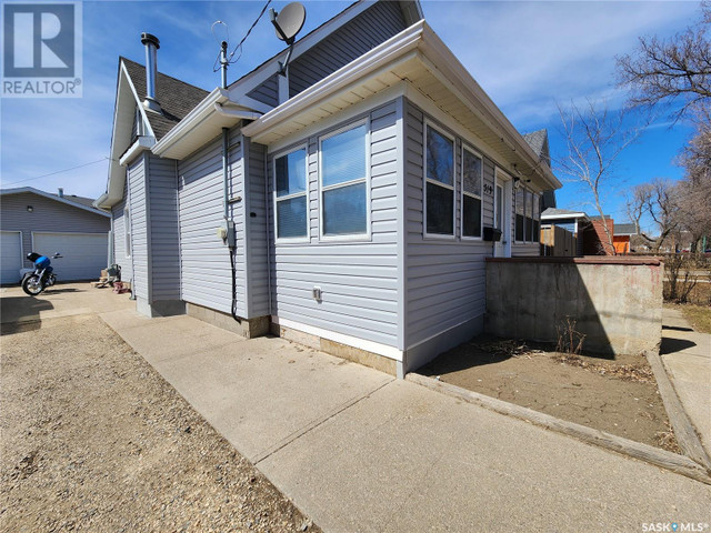 519 KING STREET Weyburn, Saskatchewan in Houses for Sale in Regina - Image 2