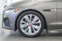 Jaguar XF P300 AWD R-Dynamic SE 2022: - Extérieur métallisé argent SILICON sur intérieur en cuir bla... (image 7)