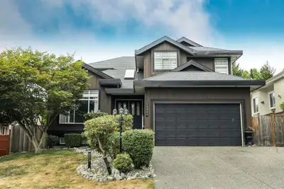 Meticulous 3-level home in the sought-after Fleetwood neighbourhood of Fairway Park. This residence...