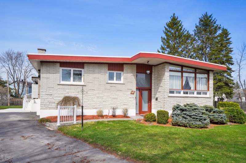 *BUNGALOW SUR UN IMMENSE TERRAIN À LAVAL* MLS 15454854 Maisons à