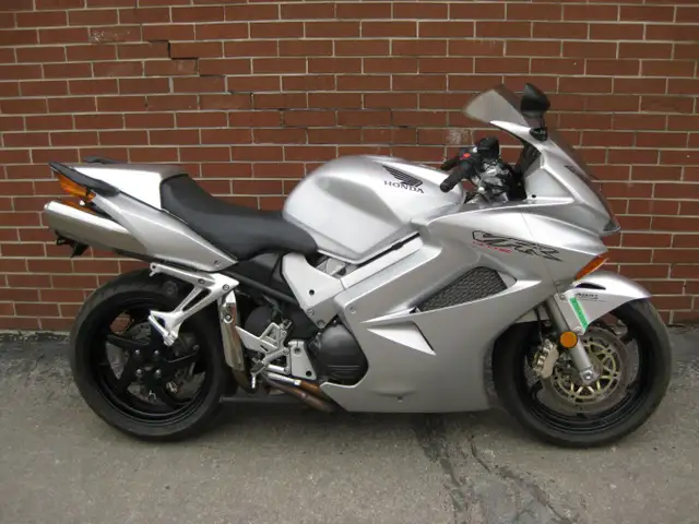 2002 HONDA VFR 800 in Street, Cruisers & Choppers in City of Toronto - Image 2