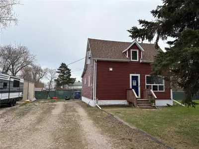 R31//Ste Rose Du Lac/COZY, UPDATED, AND SITUATED ON 3 LOTS IN STE. ROSE DU LAC! This well-maintained...