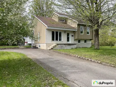 Joli split level très éclairé sur grand terrain possibilité de construire garage d'une bonne dimensi...