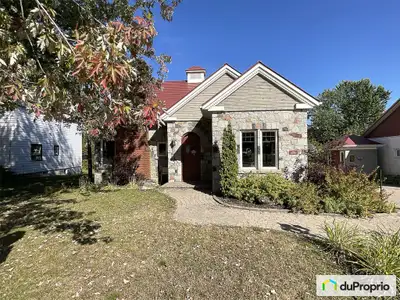 Maison 1 1/2 étage. Cour aménagée et clôturée située près des écoles et services. Le patio, le spa d...