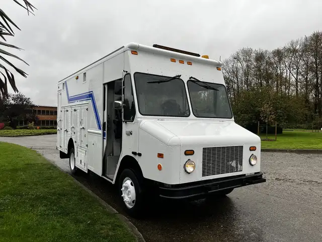 2005 Morgan Olson Workhorse 14 Foot Step Van with Shelving in Heavy Trucks in City of Montréal - Image 2