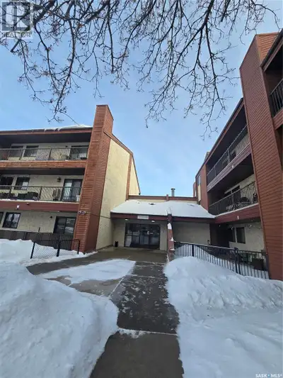 Great top-floor unit featuring 3 spacious bedrooms. This bright and inviting home benefits from its...