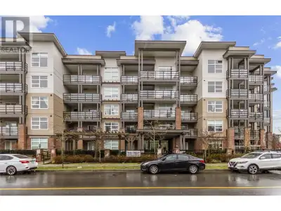 Come check out this bright and spacious corner unit which offers one level living at its best. Locat...
