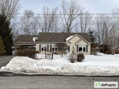 Nouveau sur le marché! Superbe propriété sur dalle de béton, entièrement rénovée avec goût. Elle off...