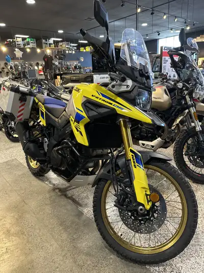 THE MASTER OF ADVENTURE KNOWS NO BOUNDS Discover V-STROM 1050DE, with all the strengths of the previ...