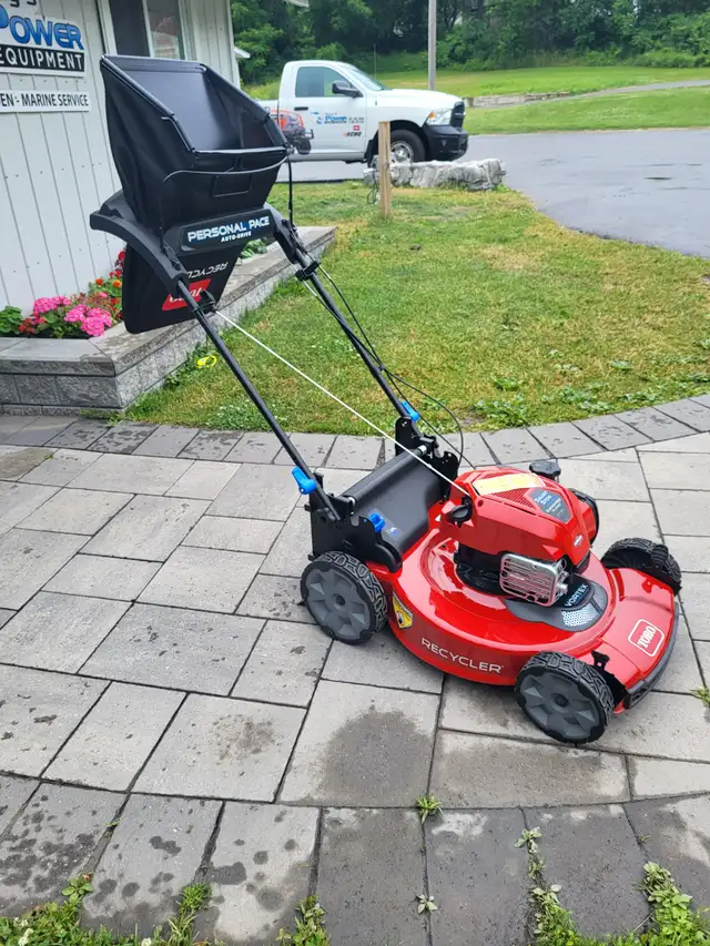 Toro 22" Recycler® w/Personal Pace® &SmartStow® (21465)Gas Mower in Lawnmowers & Leaf Blowers in Belleville - Image 4