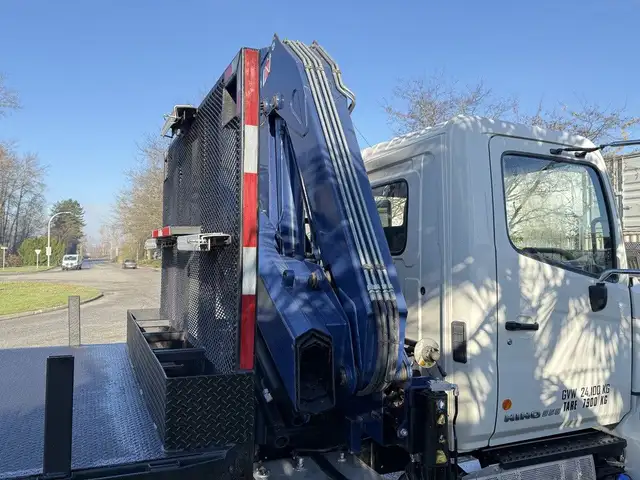 2015 Hino 358 22 Foot Dump Flatdeck with Amco Veba Crane and Air in Heavy Trucks in Regina - Image 28