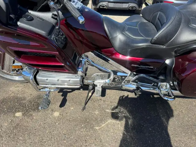 2007 Honda Gold Wing LOW KMS, MINT CONDITION, 1 OWNER, NO ACCIDE in Sport Touring in London - Image 11