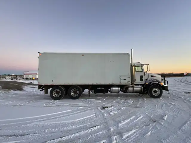 2005 PETERBILT 335 in Heavy Trucks in Saskatoon - Image 5