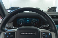 Land Rover Defender 110 P300 S 2023: - Extérieur métallisé gris EIGER et intérieur en cuir noir EBON... (image 3)