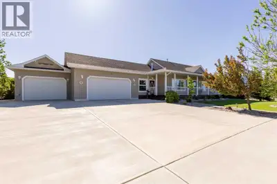Beautifully maintained and updated bungalow property in the charming town of Granum! Approaching the...