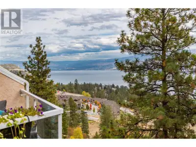 Enjoy Stunning Panoramic Lake and Mountain views from this 2bed/2ba townhouse set high above Peachla...