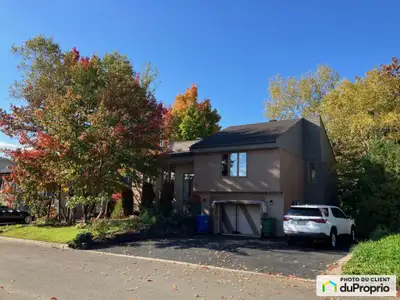Produit distinctif de style « Mid-century modern », rare dans le secteur Maison chaleureuse avec foy...