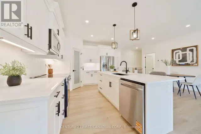 8 - 32 POSTMA CRESCENT North Middlesex (Ailsa Craig), Ontario in Houses for Sale in Grand Bend - Image 13